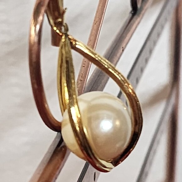 Avon Vintage Large Cream Floating Faux Pearl Inside a Gold Tone Cage Pendant - Picture 4 of 16